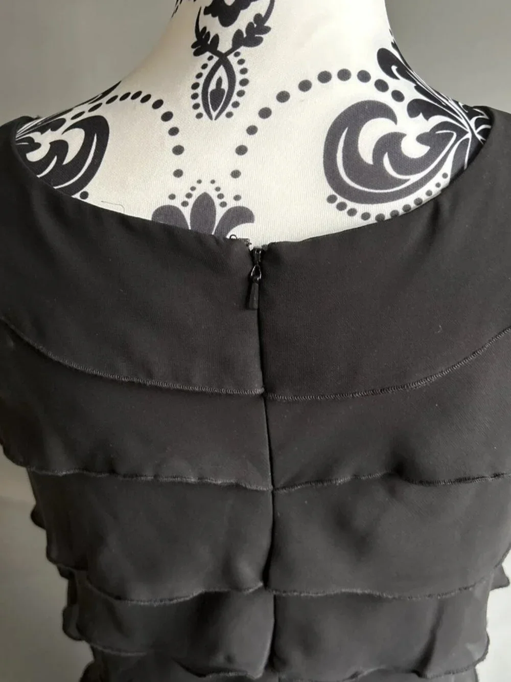 Black dress reaching down to the knees - Picture 4 of 7